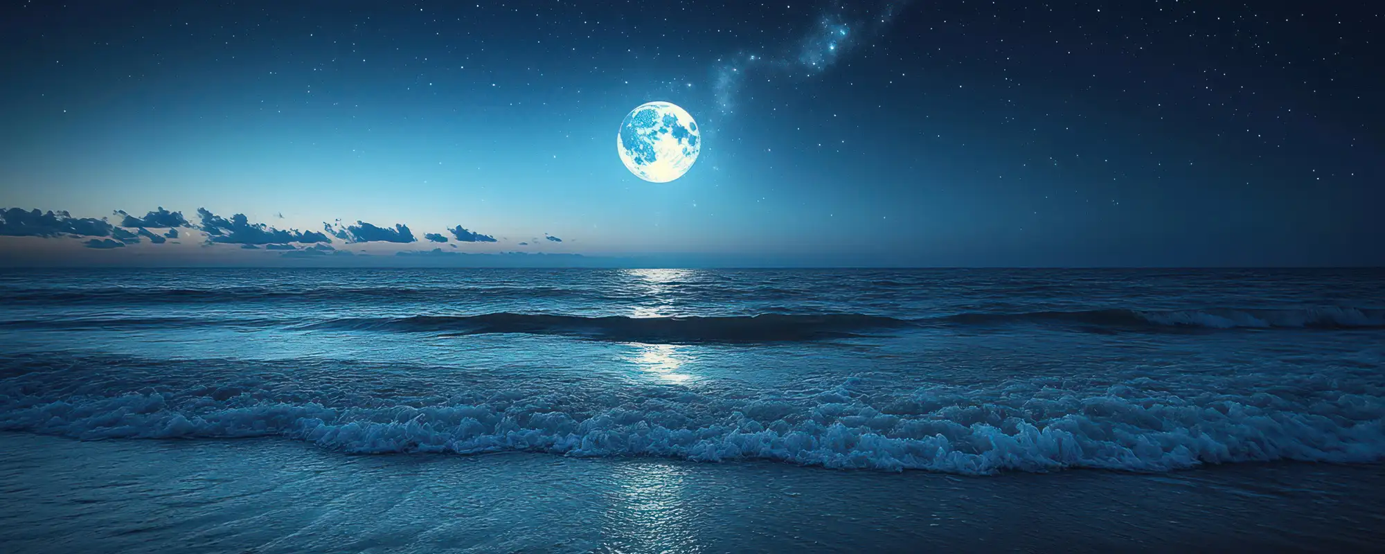 Ein beeindruckender Vollmond leuchtet über dem nächtlichen Ozean und spiegelt sein silberblaues Licht auf die sanften Wellen. Der Sternenhimmel erstreckt sich majestätisch im Hintergrund, während eine mystische Milchstraßenformation das Bild vervollständigt. Die Atmosphäre strahlt Ruhe, Harmonie und tiefe spirituelle Verbundenheit aus.