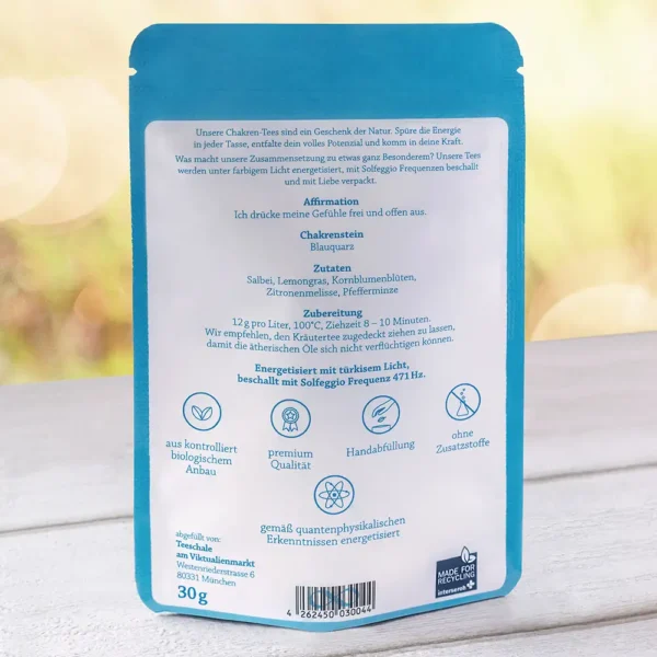 Rückseite der Verpackung des Kehlkopfchakra-Tees von Lich Schale. Oben ein Text über die Wirkung des Chakra-Tees. Darunter die Affirmation: ‚Ich drücke meine Gefühle frei und offen aus.‘ Der Chakra-Stein ist Blauquarz. Zutaten: Salbei, Lemongras, Kornblumenblüten, Zitronenmelisse, Pfefferminze. Zubereitungsempfehlung: 12 g pro Liter, 100 °C, 8–10 Minuten Ziehzeit. Energetisiert mit türkisem Licht und beschallt mit Solfeggio Frequenz 471 Hz. Unten Piktogramme zu Bio-Anbau, Premium-Qualität, Handabfüllung, ohne Zusatzstoffe und Energetisierung nach quantenphysikalischen Erkenntnissen. Herstelleradresse und Recyclinghinweis.