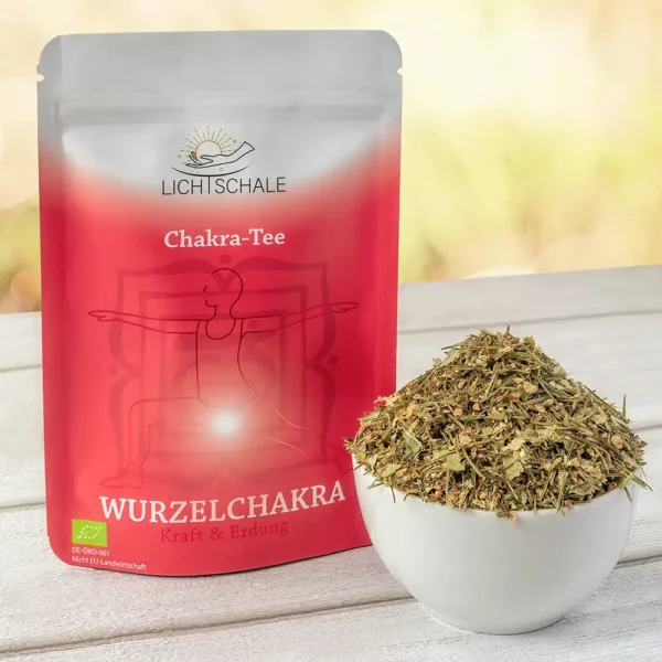 Vorderseite einer roten Wurzelchakra-Tee-Verpackung der Marke Lich Schale mit weißem Aufdruck ‚Chakra-Tee – Wurzelchakra – Kraft & Erdung‘. Im Hintergrund eine stilisierte Figur in der Krieger-Pose. Daneben steht eine weiße Schale mit einer losen Kräutermischung