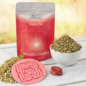 Rotes Chakra-Tee-Set für das Wurzelchakra mit Teepackung, weißer Schale voller Kräutermischung, runder Unterlage mit Muladhara-Symbol und rotem Heilstein (Jaspis) auf hellem Holztisch
